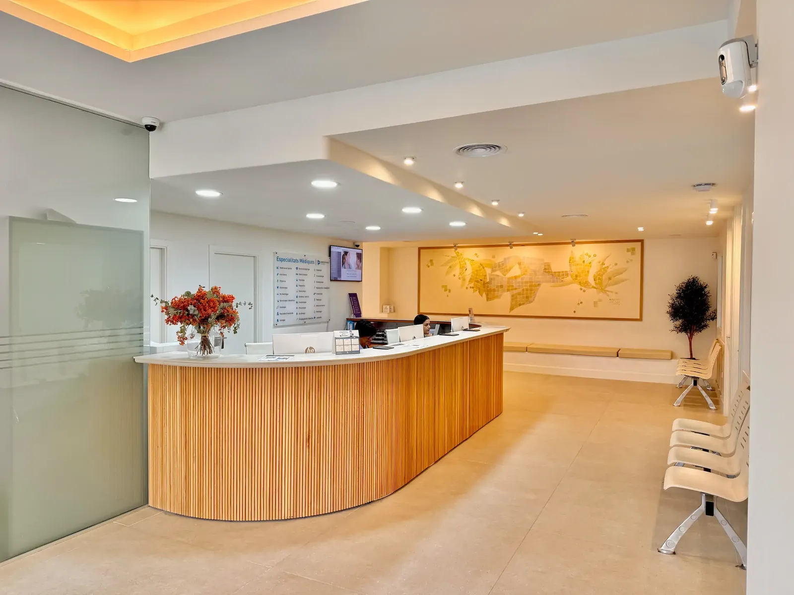 Recepció del Centre Mèdic Palafrugell, amb el taulell corbat de fusta